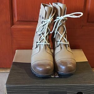 Joan of Artic Wedge MID